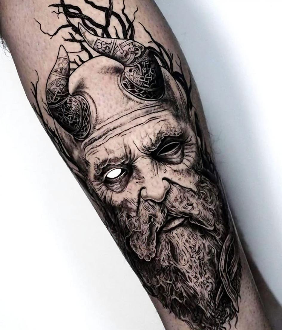 mejora la calidad de la foto, vuelve el fondo de color blanco uniforme, respeta las facciones del rostro y que parezca de un estudio profesional de tatuaje 