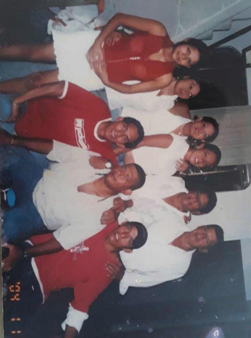 restaurar-fotografia-antigua-con-varias-personas-7z046updtm
