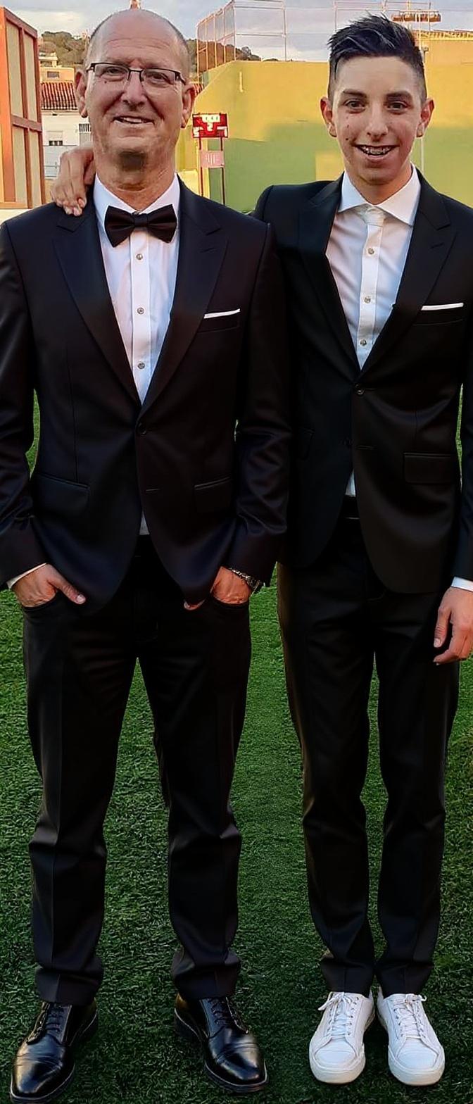 vestir-a-los-dos-de-traje-elegante-con-corbata-y-hvuzsajccd