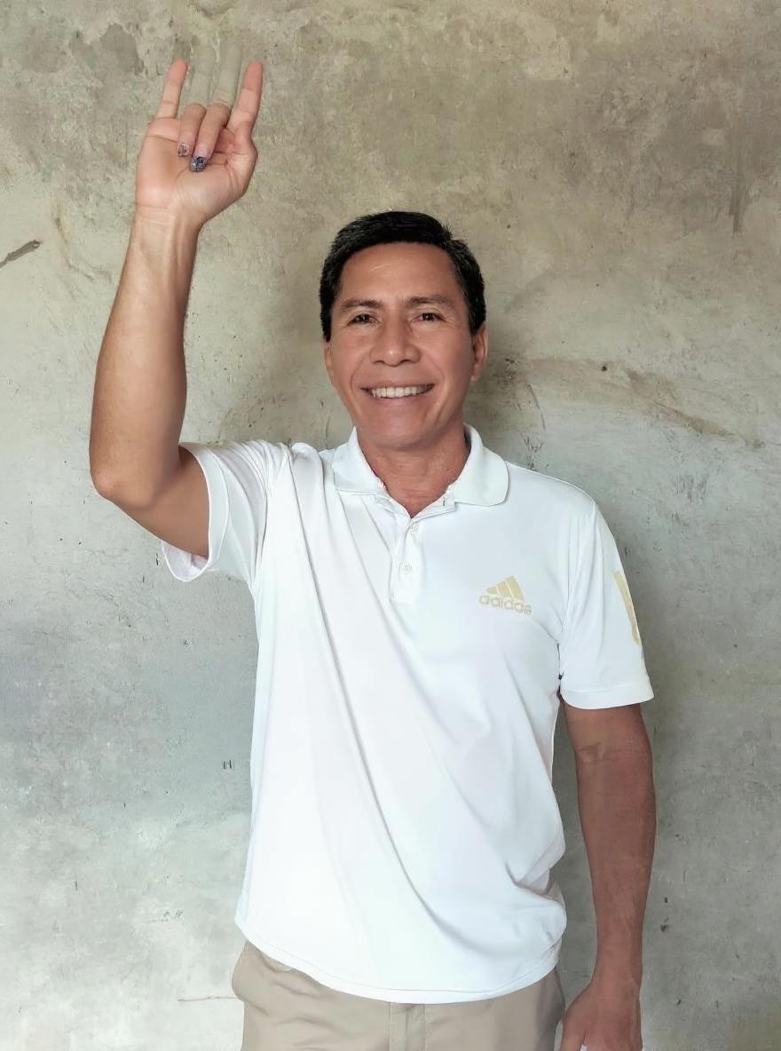 Quiero que el personaje de la imagen muestre su dedo pulgar de la mano derecha