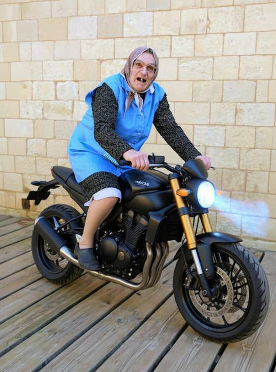 la-vieille-dame-est-sur-une-enorme-moto-noire-et-863z1hewh8