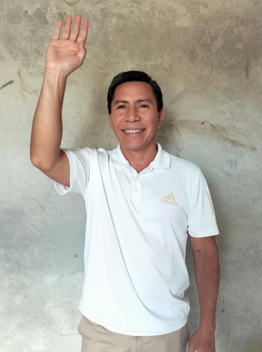 Quiero que en esta imagen levanté la mano derecha con dedo pulgar hacia arriba el personaje de la imagen
