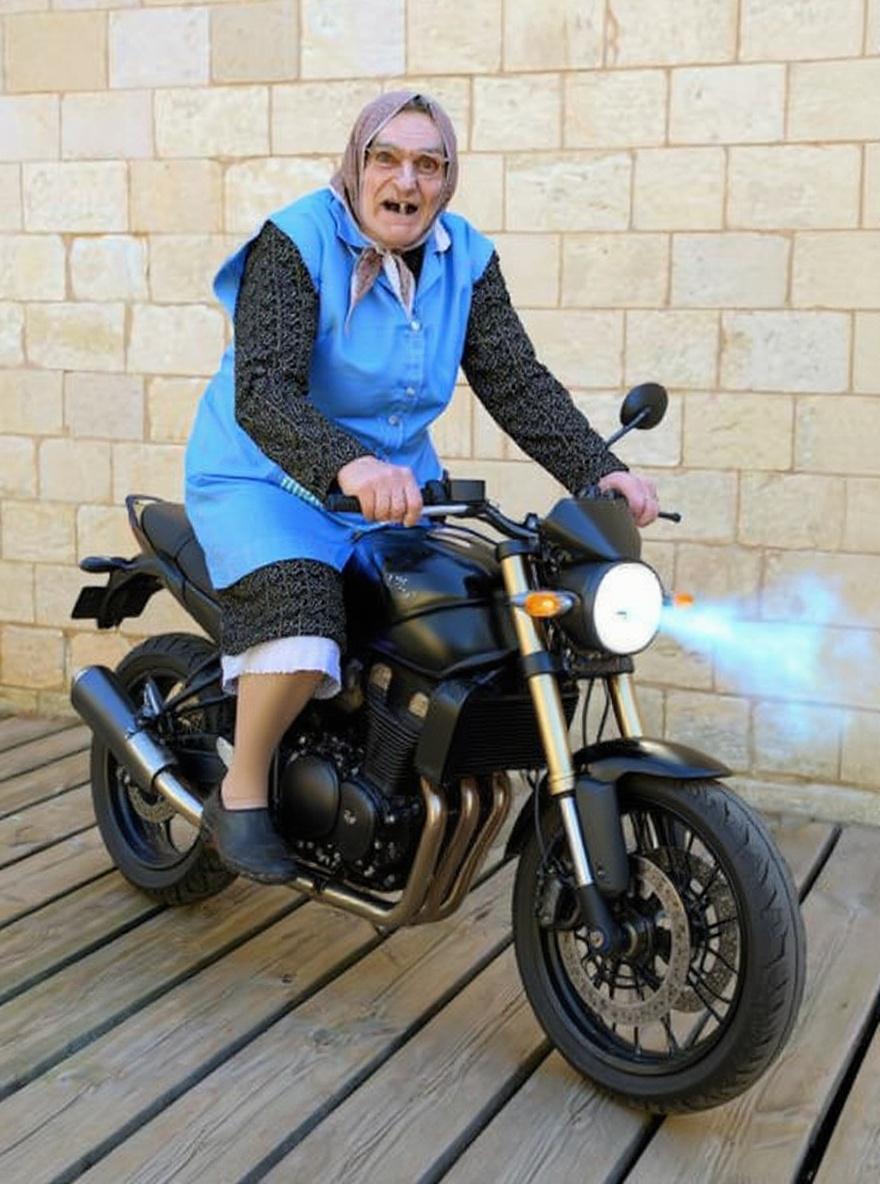 la-vieille-dame-est-sur-une-enorme-moto-noire-et-hygzuurq1i