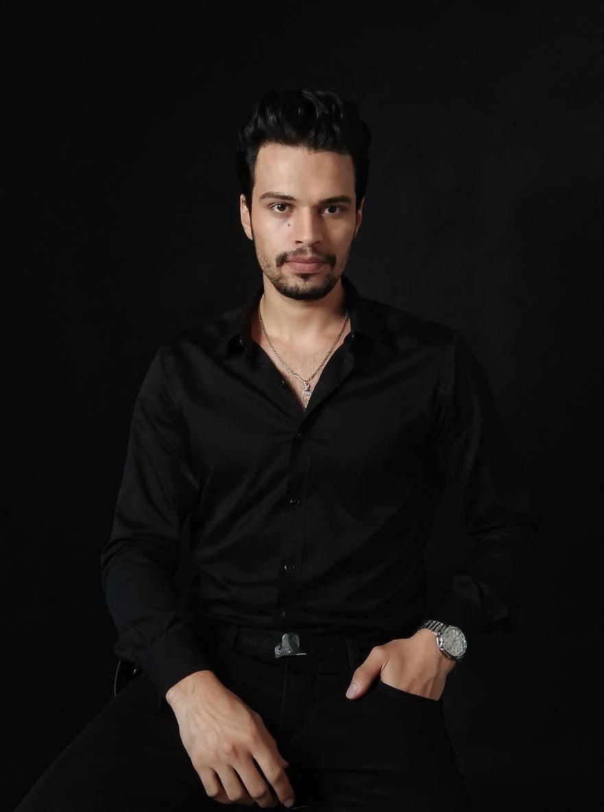 black-shirt-and-pant-small-silver-chain-rnprw17caz