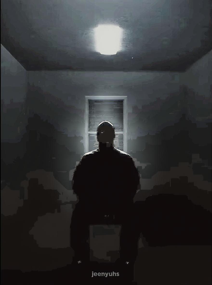 agrega flamas a la persona que aparece en la foto como si se estuviera incendiando, las llamas tiene que ser de colores grises, como la tonalidad de la foto 