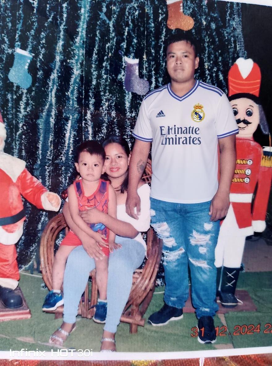 Al papa ponle una camiseta deportiva del equipo de futbol del Real Madrid
