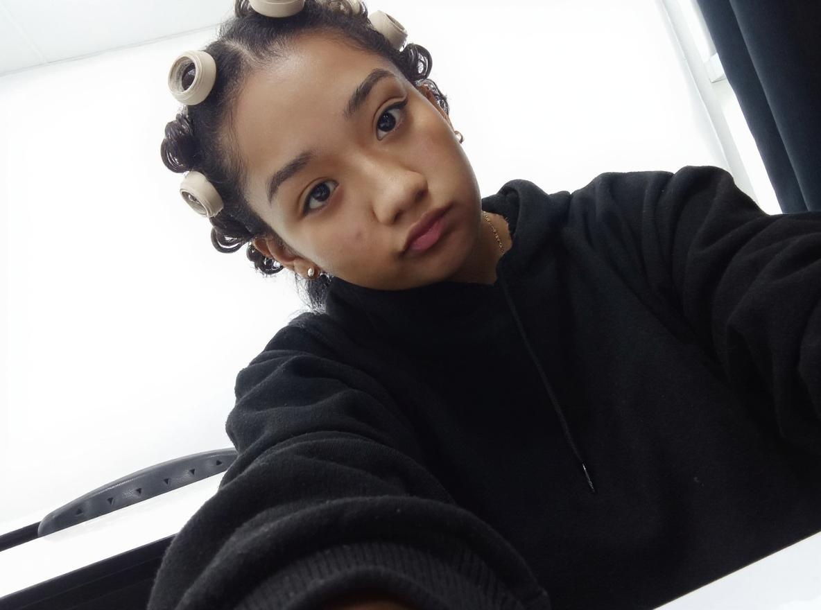 put-her-hair-in-curlers-heic-1-wrg657vck0