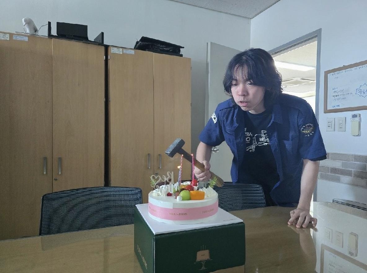 a-man-tries-to-smash-a-cake-with-a-t8ajbhobrj