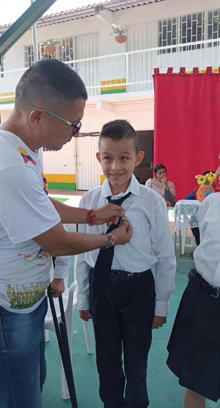 Que el niño de corbata se quede mirando la cámara y que tenga una sonrisa discreta 