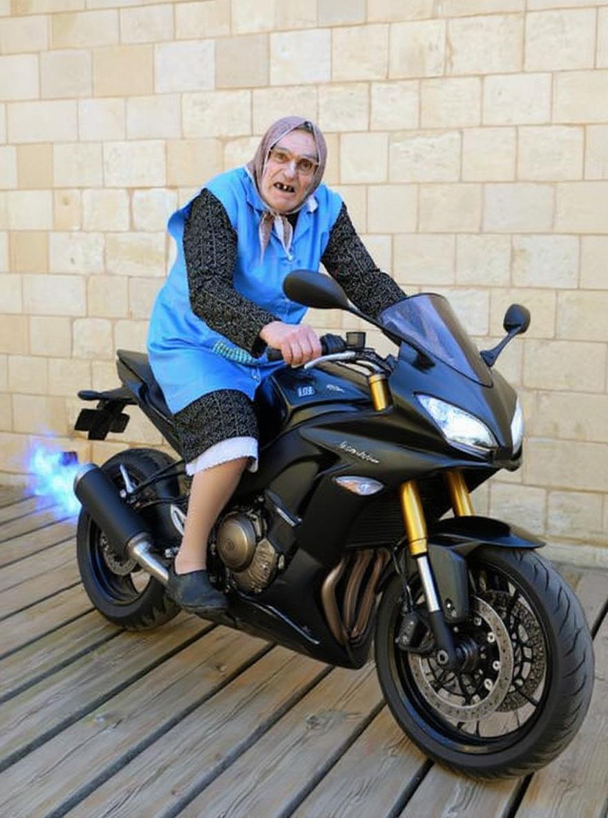 la-vieille-dame-est-sur-une-enorme-moto-noire-et-gzv24ocv0z
