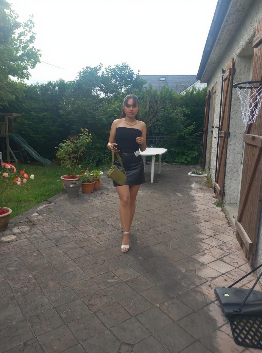 change clothes to leather short skirt