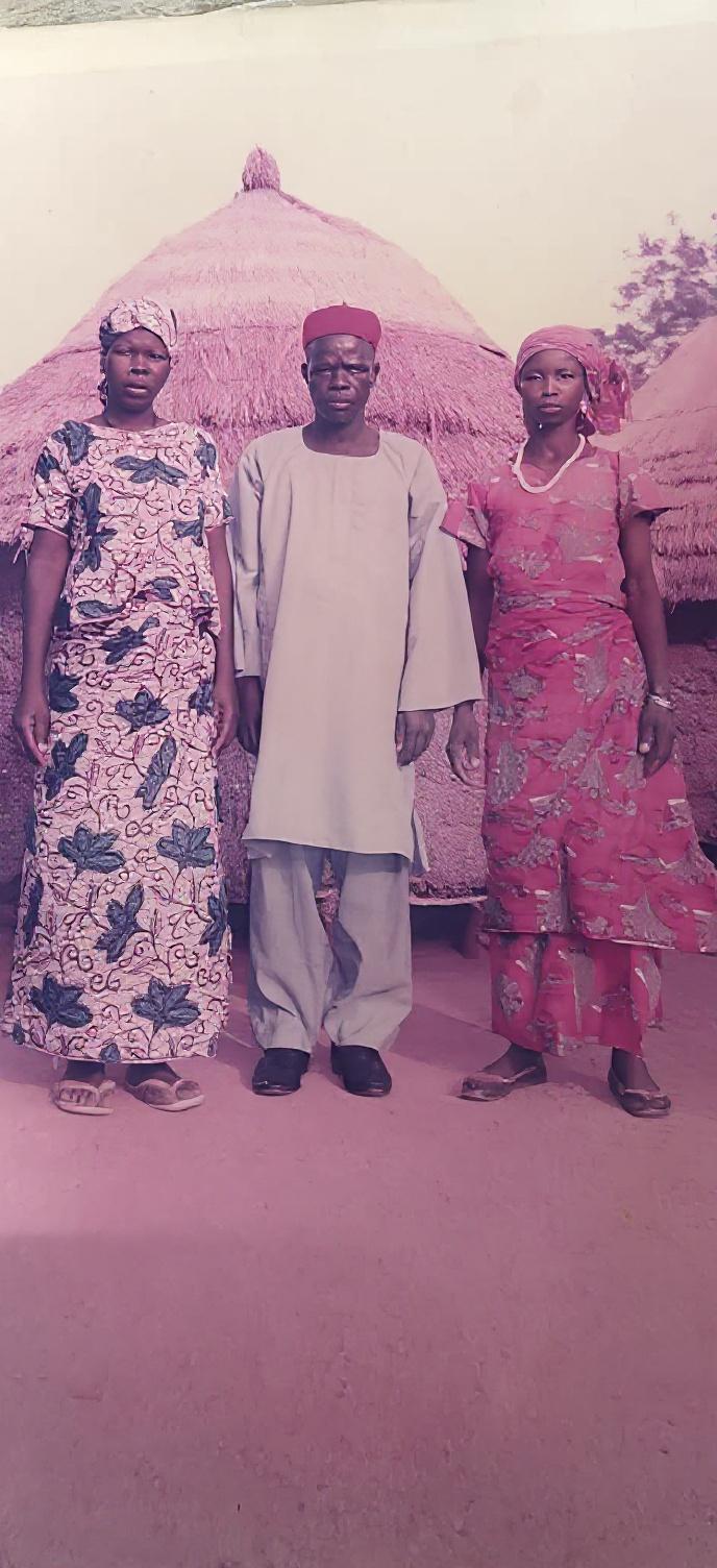 remove-the-woman-standing-on-the-right-side-of-the-sn30alozn
