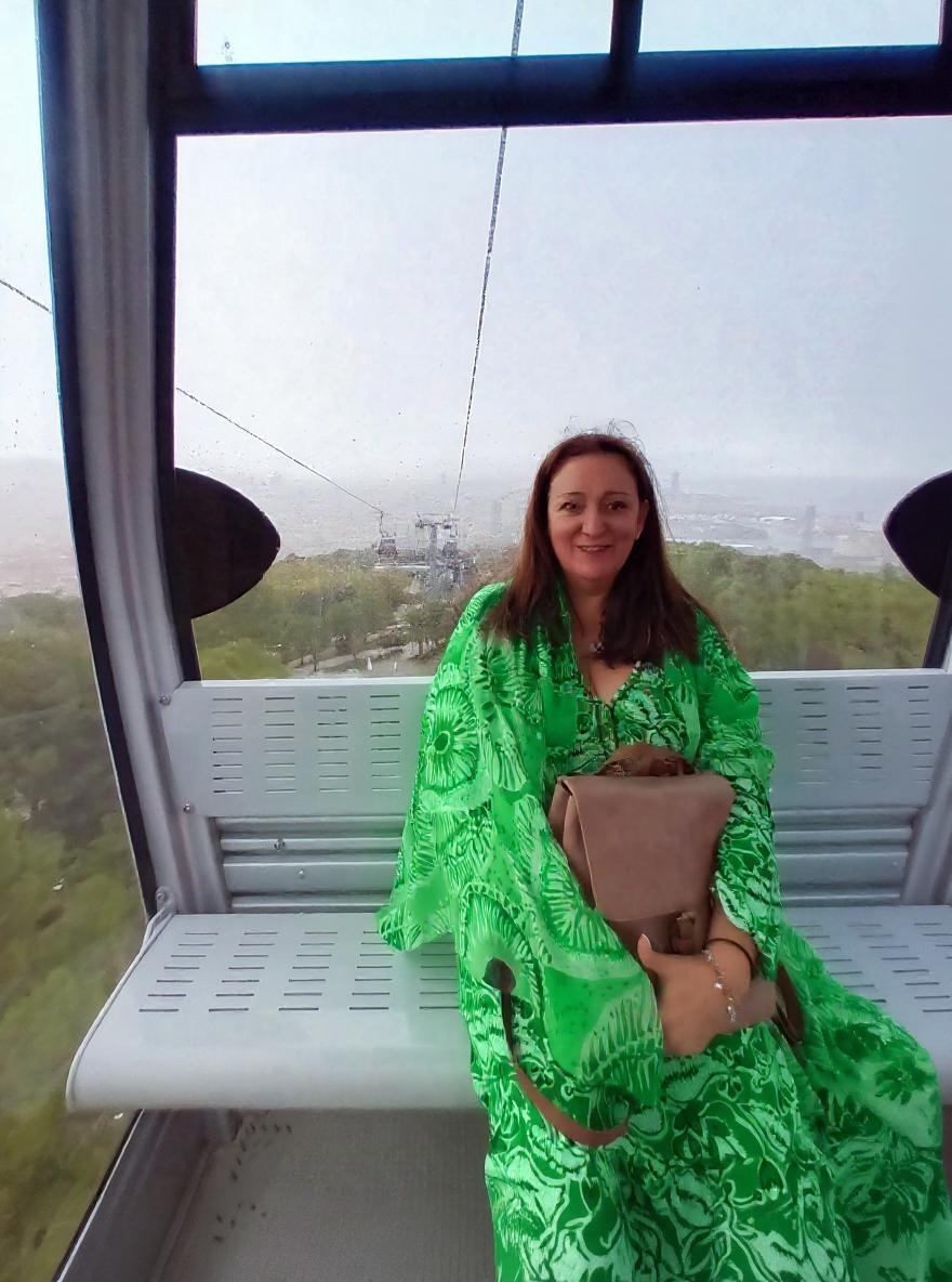pon-el-vestido-verde-ponel-fondo-como-si-nrbzy3rdg