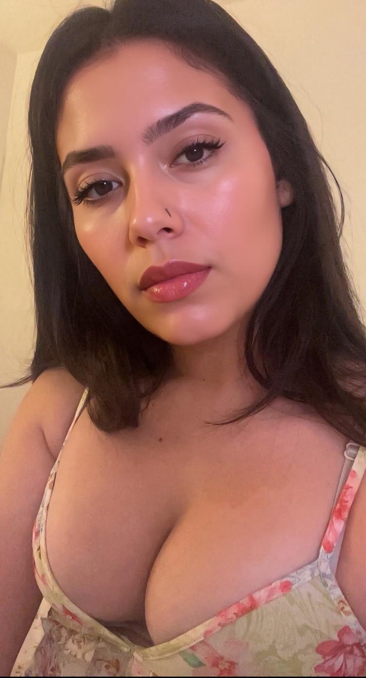 remove-her-top-showing-her-titties-1-pa1hqfth11