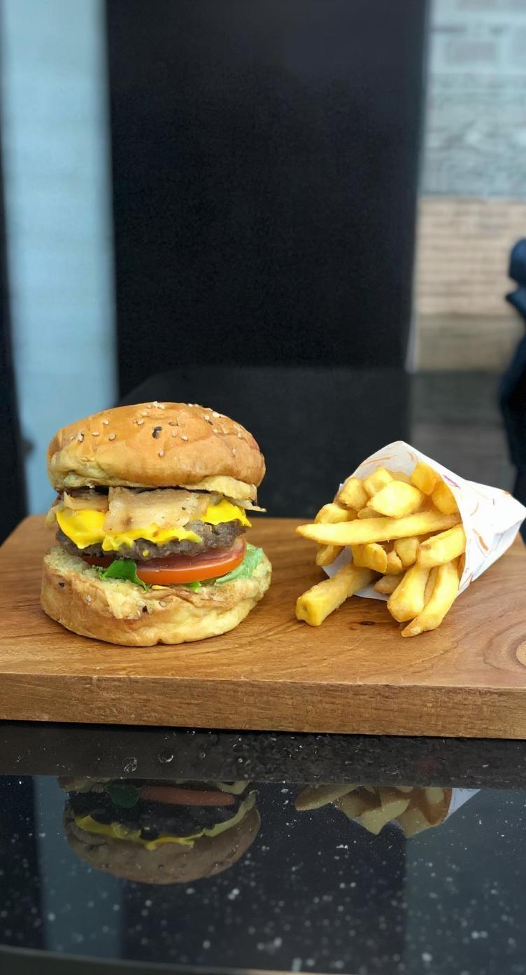 LA HAMBURGUESA Y LAS PAPAS MANTENLES EL CONTENIDO , PONLOS EN UNA MESA DE MADERA EN MEDIO DE LA PISTA , REALSA LOS COLORES, QUE SE VEAN MAS PROVOCATIVOS  