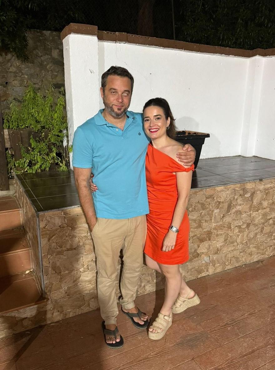 el-chico-del-polo-azul-tiene-los-ojos-cerrados-y-yjvdr8efgt