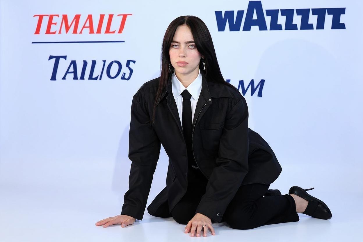 the-woman-is-kneeling-on-the-floor-1-464pccfl2t