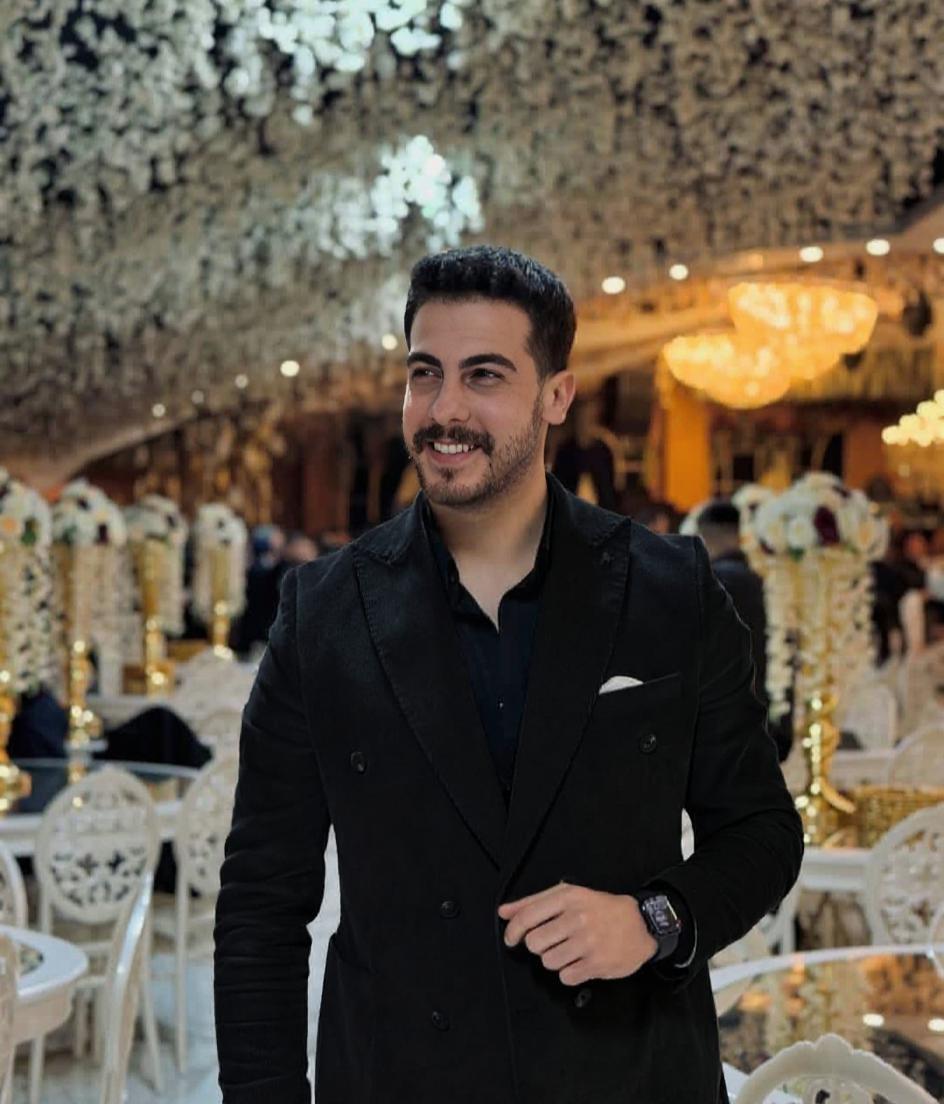 اريد تغير لون الطقم فقط للون الاسود بدون تغير شكله ليبقى متناسق مع القميص 