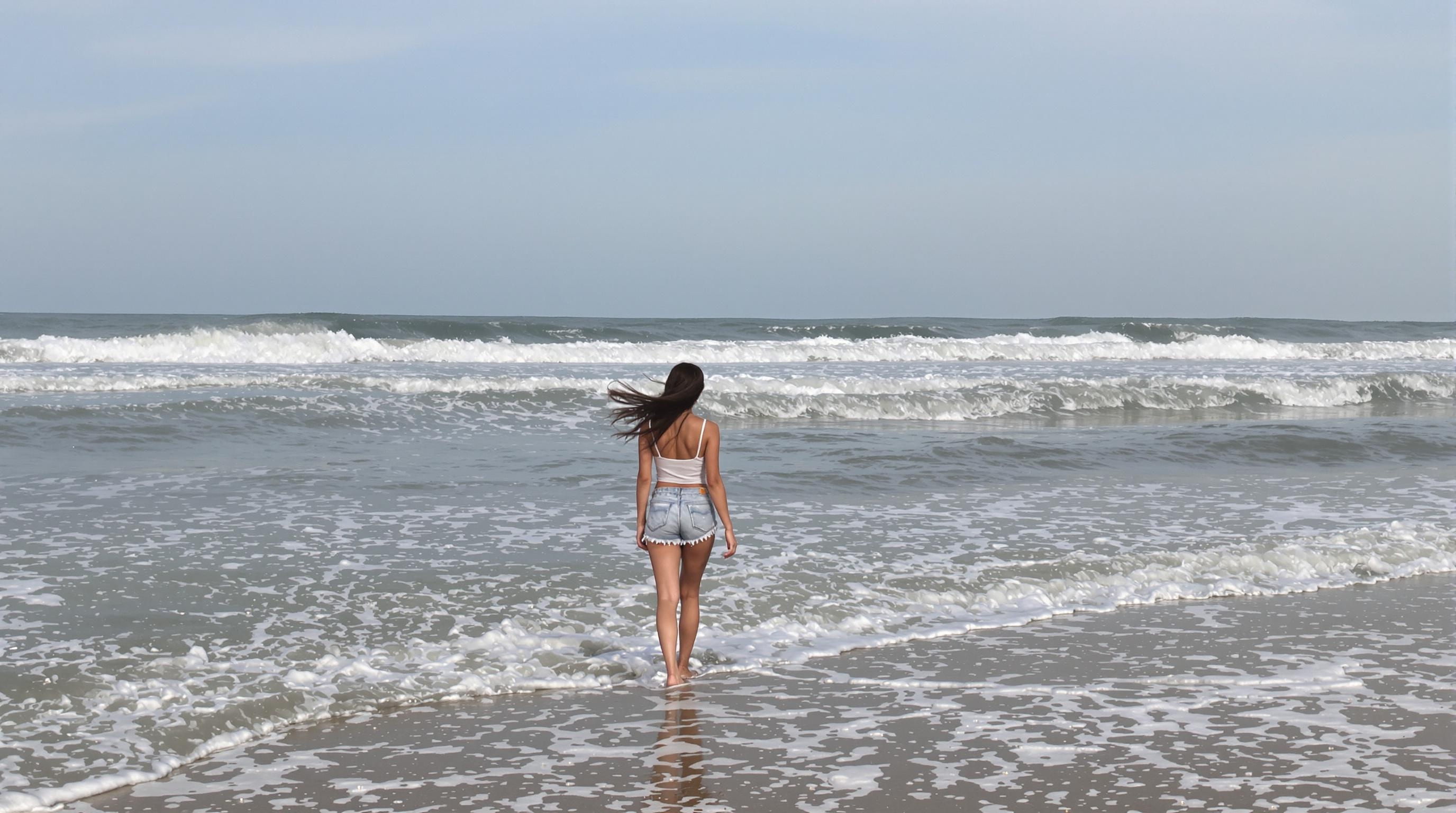 girl-stand-on-the-windy-beach-ijohrmaifs