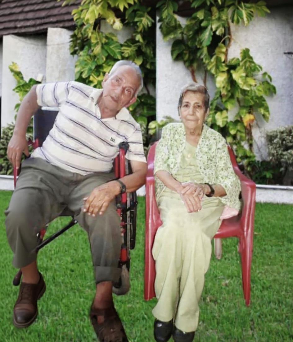 Podrías editar a las personas de esta foto de tal manera que estén de pie, juntos ya que son un pareja de esposos 