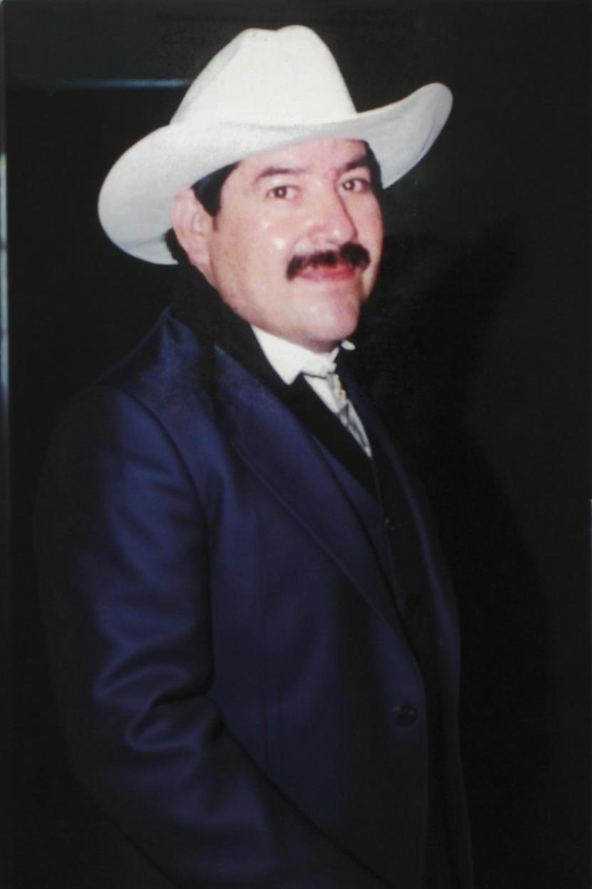 Restaura esta imagen sin cambiar los rostros. Mejora la nitidez, corrige colores desvanecidos,   ponle cuerpo completo vestido de traje y sombrero, muy importante que tenga un cuerpo simétrico y las facciones de la cara 