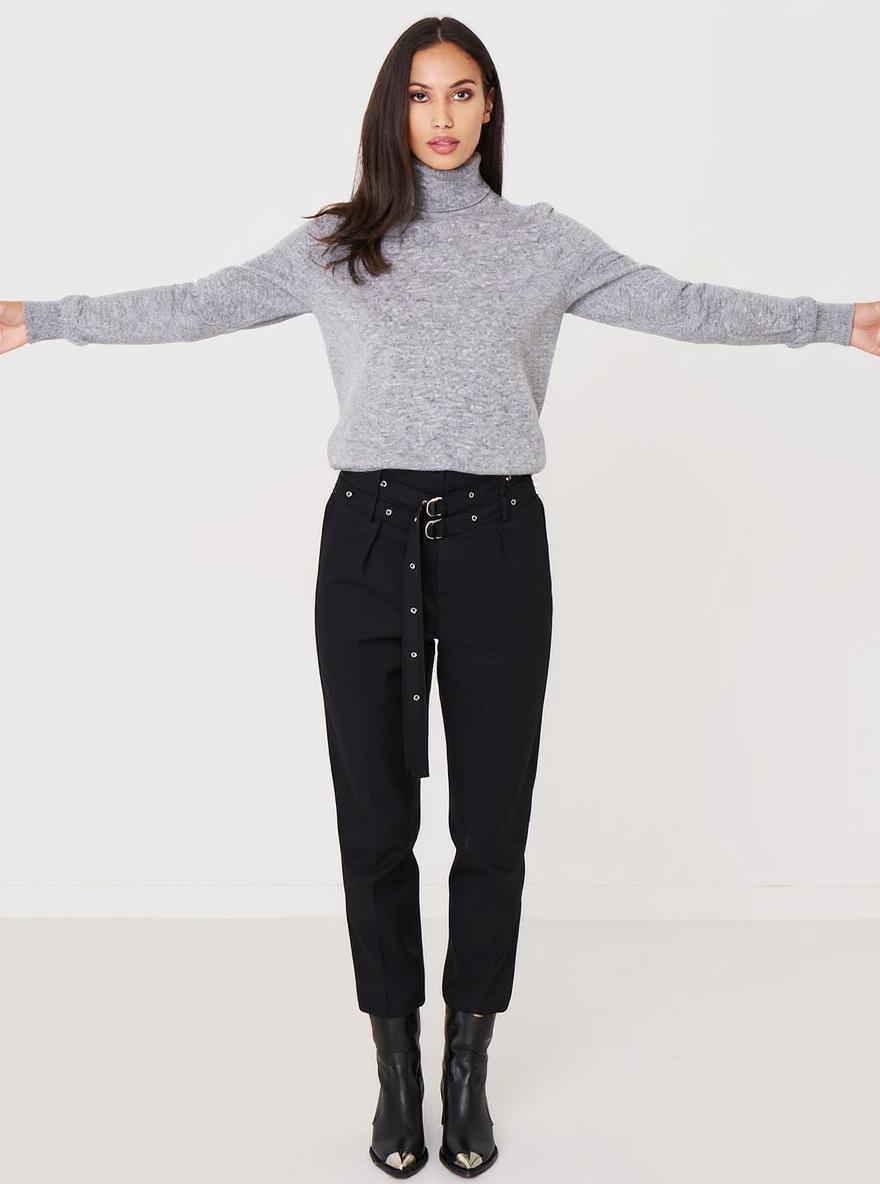 make-her-doing-a-frontal-t-pose-having-06x0h2xie7
