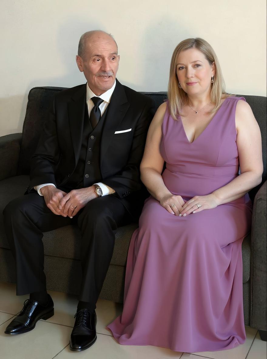 Vestirlos a los dos de manera elegante, al señor con un traje negro elegante y a la señora con un vestido color lila sin cambiar los rostros, manteniendo todas las facciones 