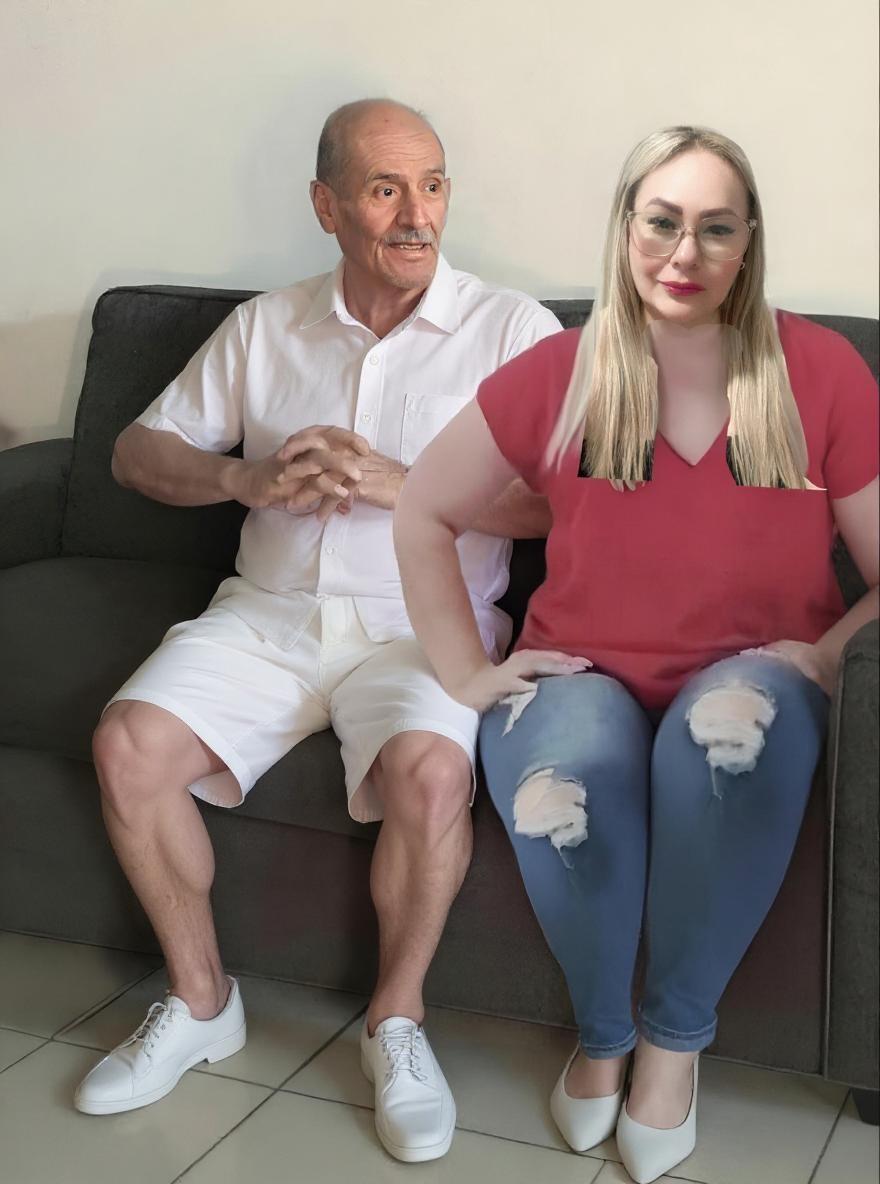 Al hombre podrías ponerle una camisa color blanco y un shorts color liso con los mismos zapatos sin cambiar las facciones y la cara 