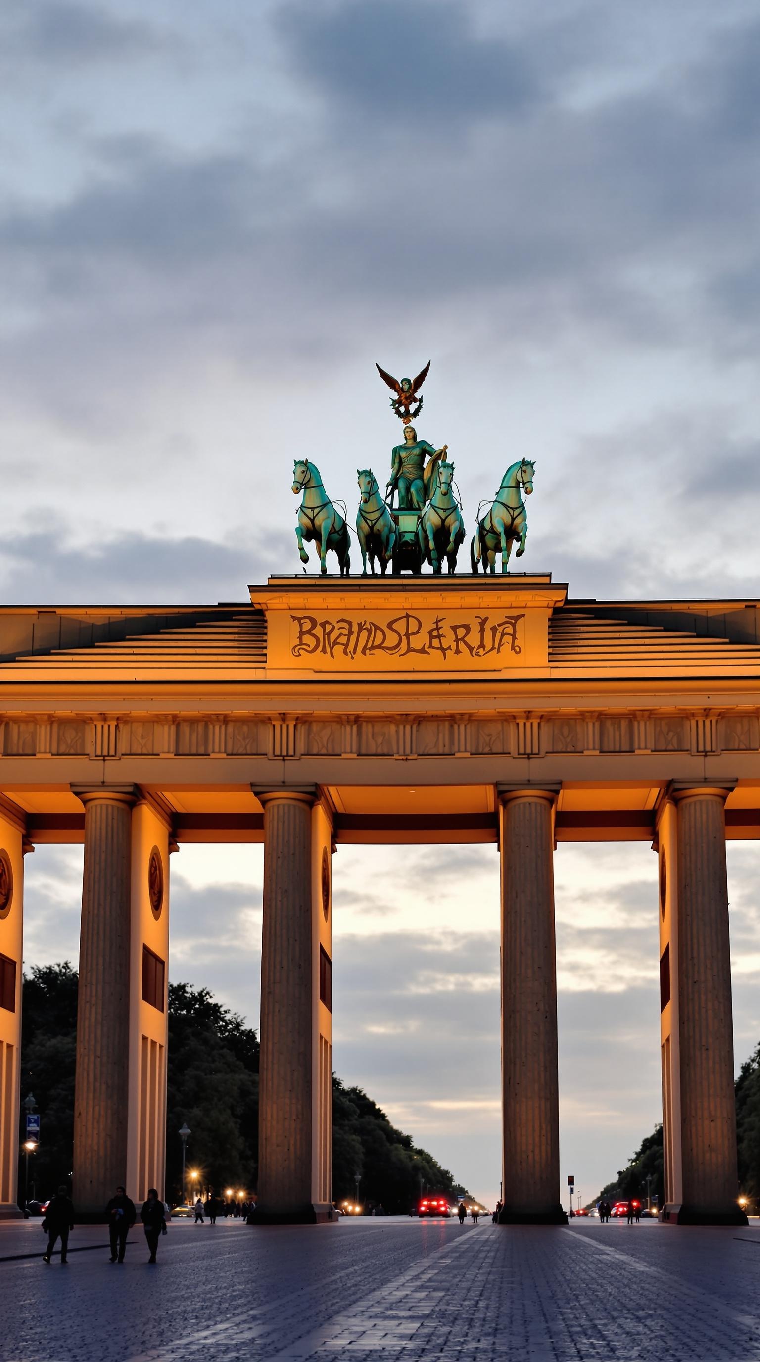 the-brandenburg-gate-in-berlin-at-sunset-es8v16ttx