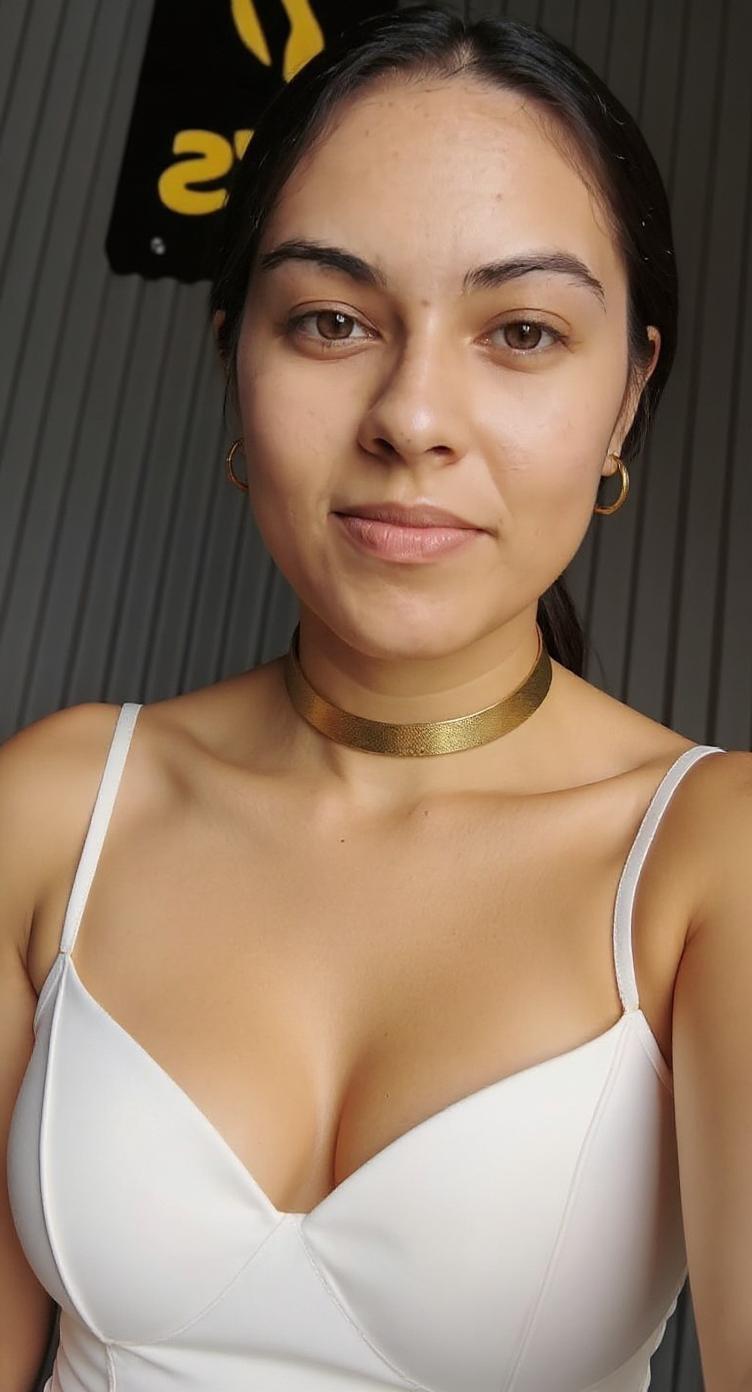coloca-traje-de-bano-maquillaje-y-un-a9okmy4upt