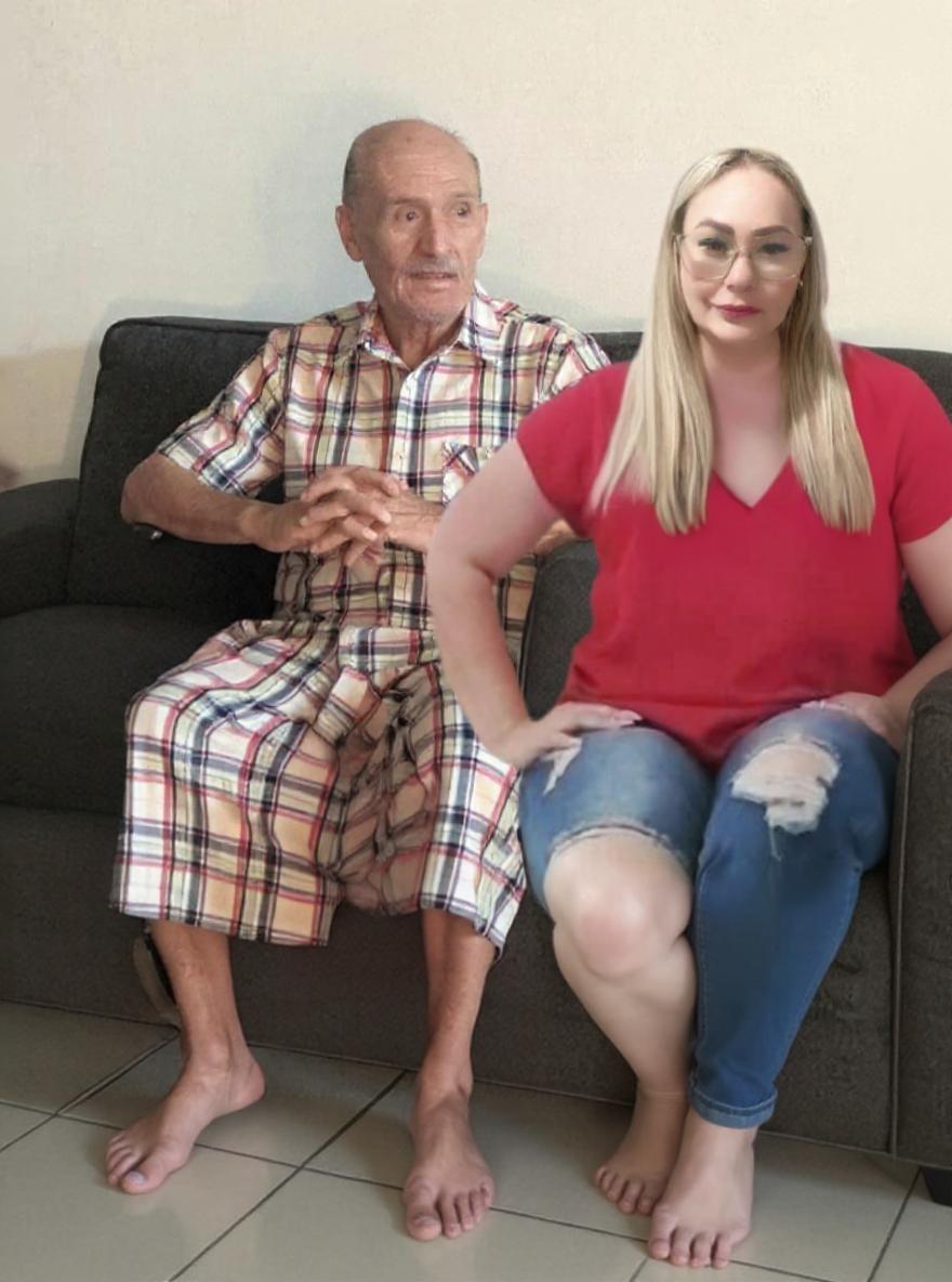 Completa la parte inferior de la mujer con las mismas proporciones y estilo de ropa, sentada en un sofá moderno, en una sala. No cambiar el rostro, la iluminación ni el torso de ninguno de los dos, céntrate únicamente en las piernas de la mujer 
