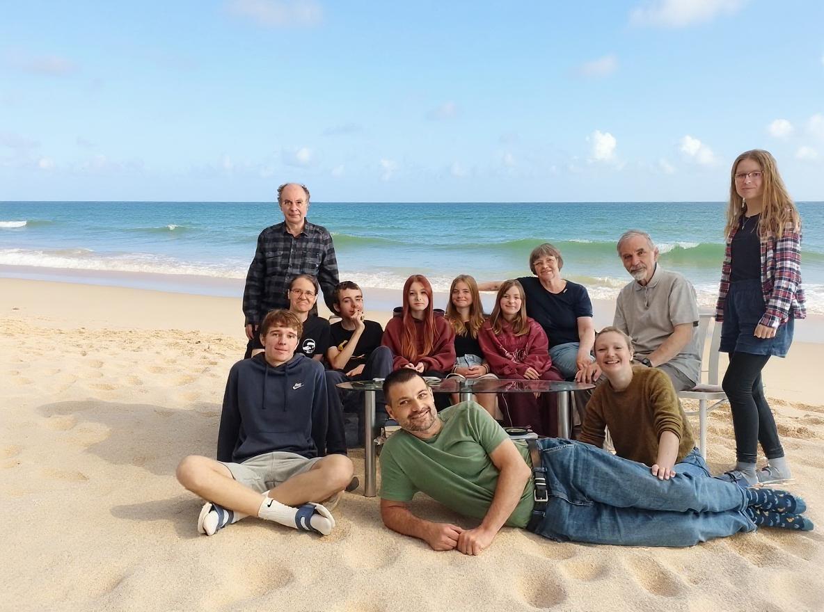 Make it look like we are on a beach with ocean in the background 