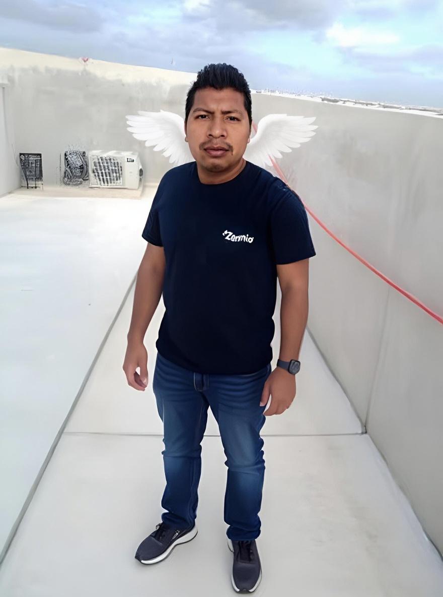 alas-de-angel-hermosas-y-una-tunica-blanca-0aef0vep4d
