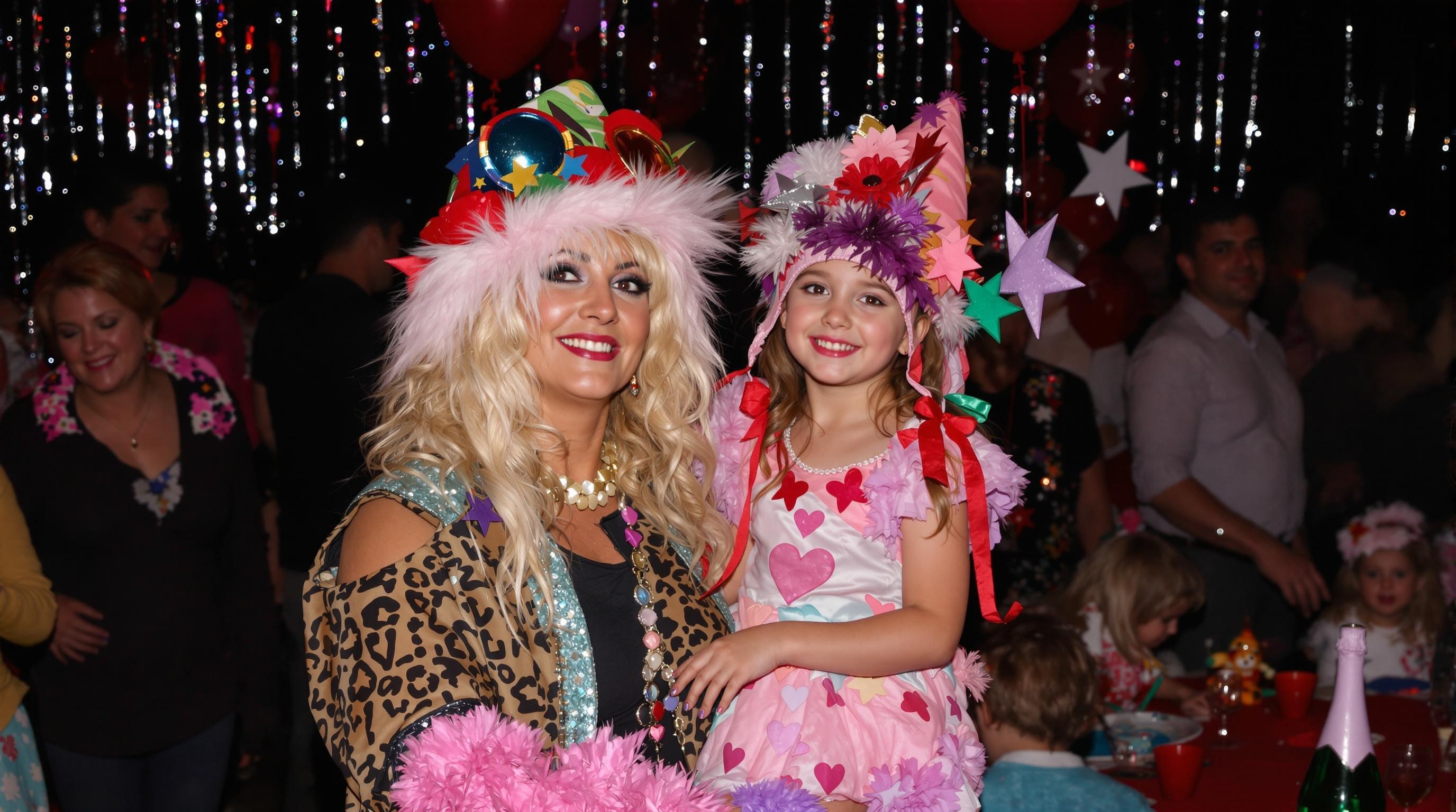 mother-and-daughter-in-party-costume-dhrqhmft6h