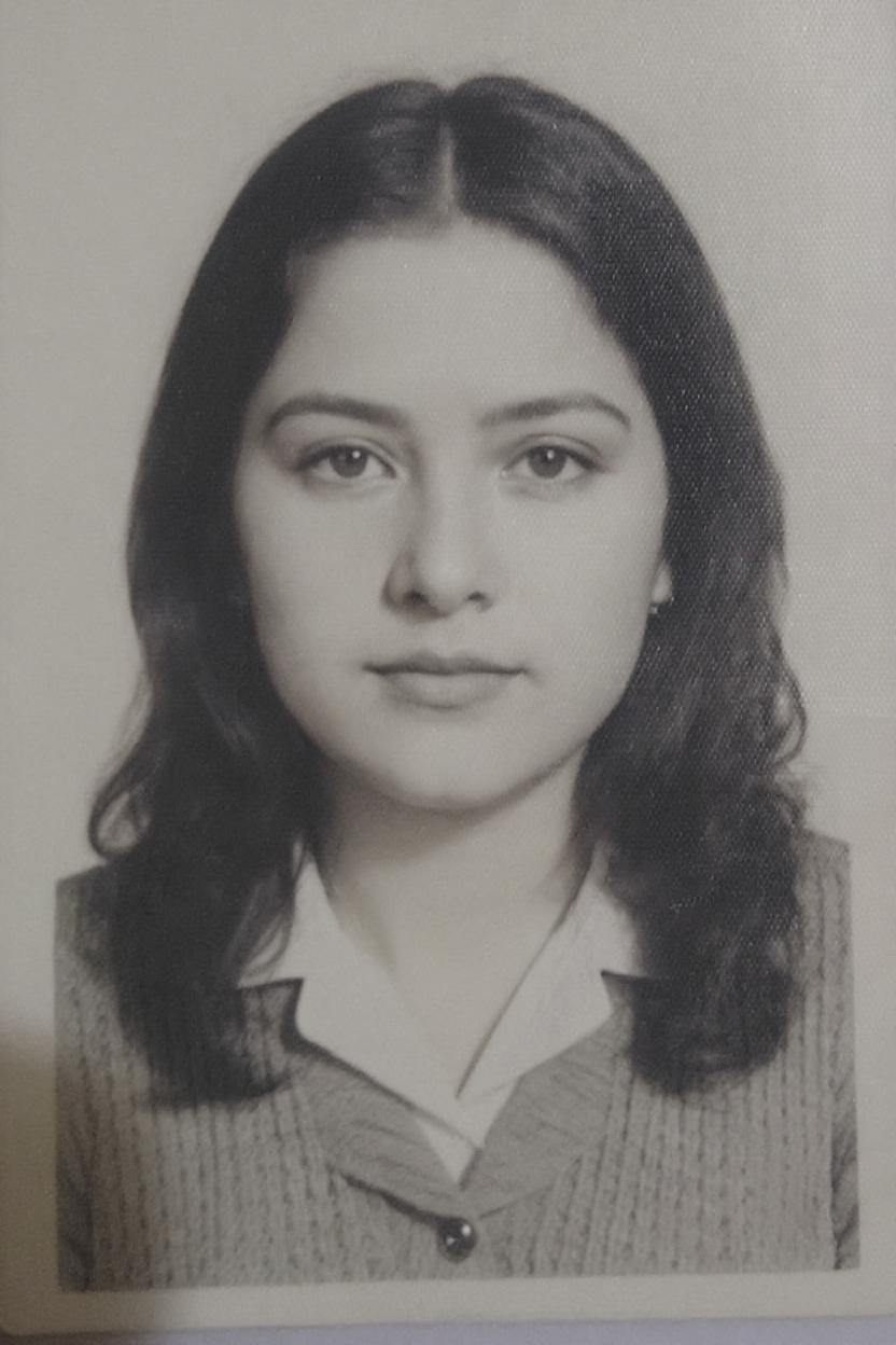 mejorar imagen antigua respetando las facciones del rostros y cabello respetando la naturalidad de la imagen 