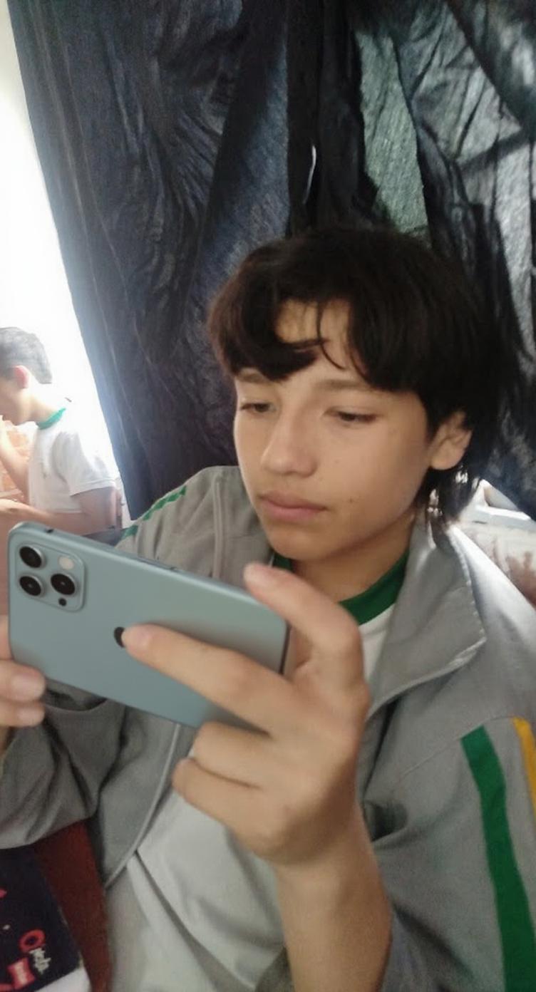 change the phone into an iphone 16 pro max 