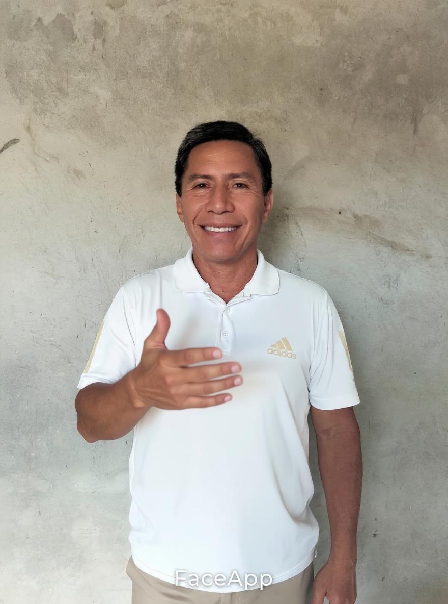 Quiero que el personaje de la imagen muestre su dedo pulgar hacia arriba de la mano derecha