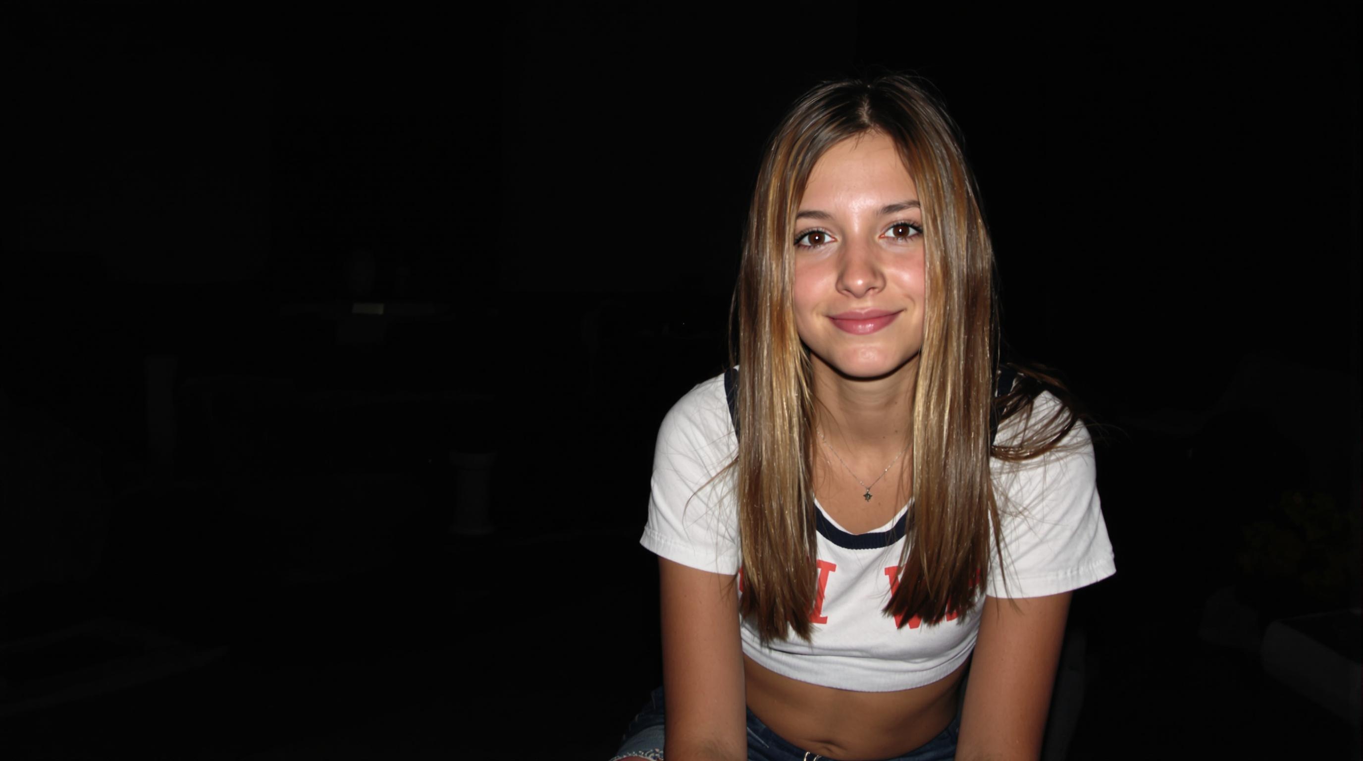 young-girl-cute-face-straight-hair-crop-hxgfuztsul