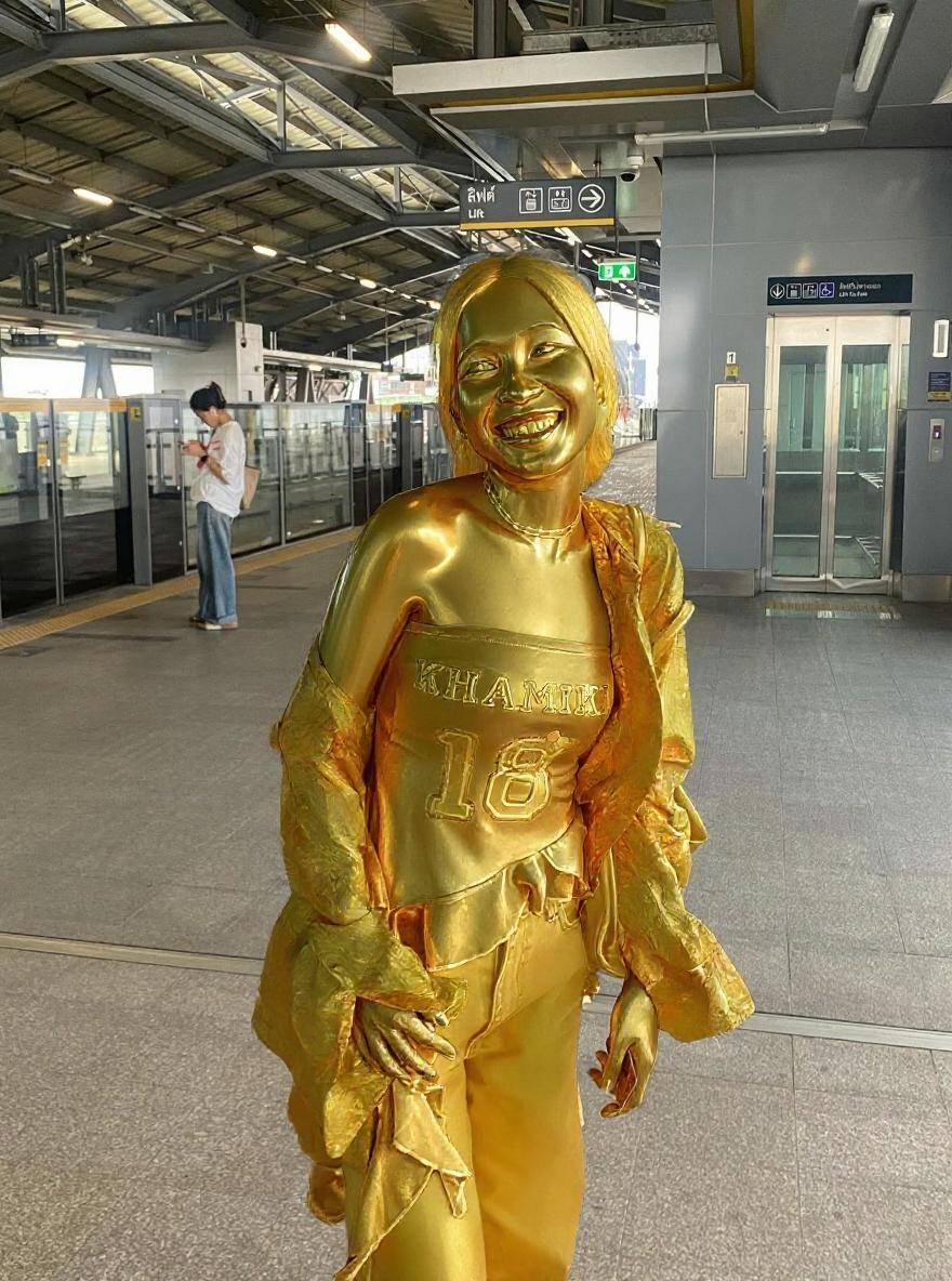 turn-the-girl-into-shiny-golden-f6khirzqow