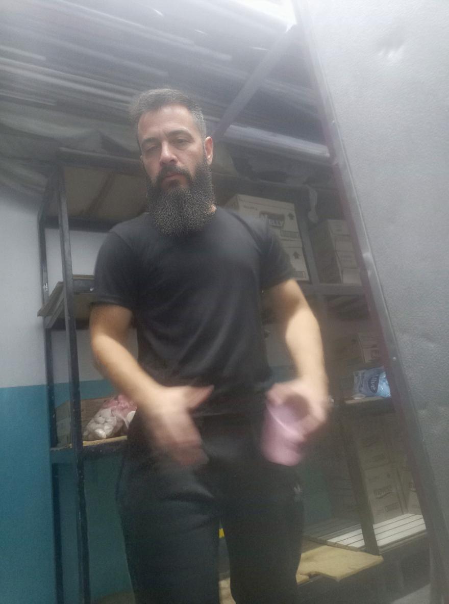 Se besa con un hombre mayor 