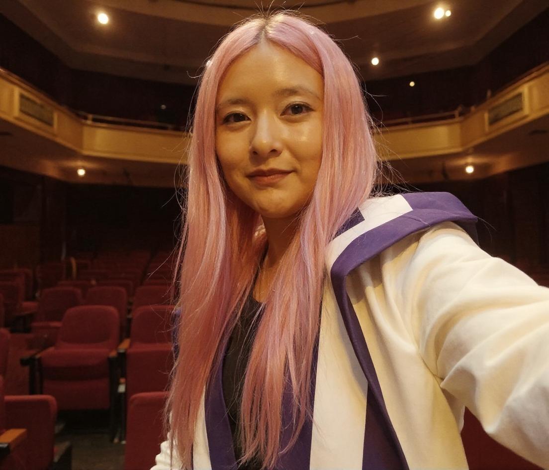 Ayudame a editar que quiere que se note que estoy en un teatro de musica mi cabello lacio 
