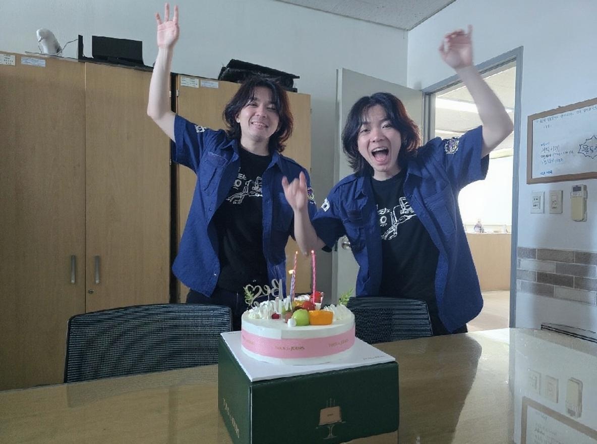 let-the-man-dance-excitedly-1-cmhjuuopb5