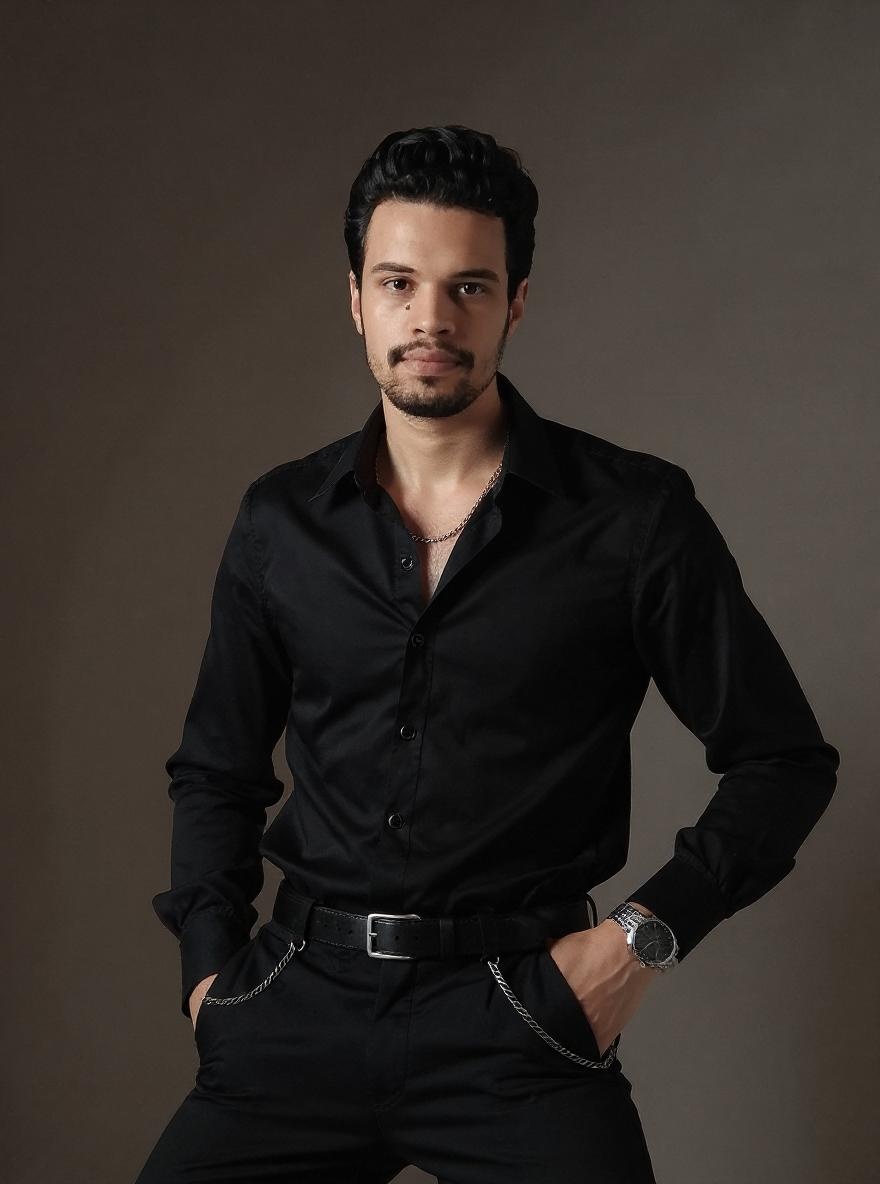 black-shirt-and-pant-small-silver-chain-3yvy8wdggz