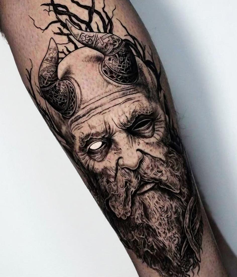 mejora la calidad de la foto, quítale el contorno del brazo y el color piel vuelve el fondo de color blanco uniforme, respeta las facciones del rostro y que parezca de un estudio profesional de tatuaje 