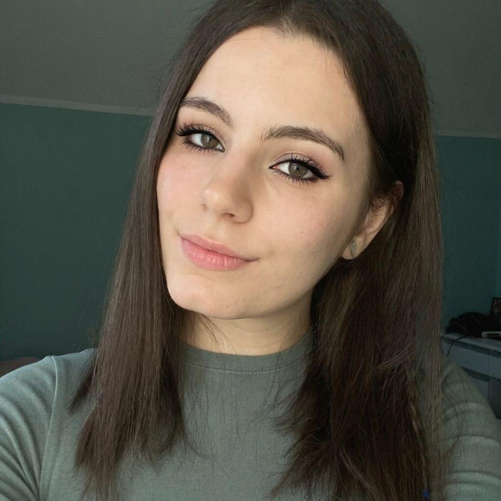 enlarge-her-eyelashes-1-c4ahihklkz