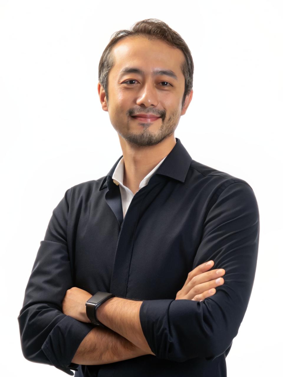 corporate-headshot-with-formal-suit-mgts2ugxup