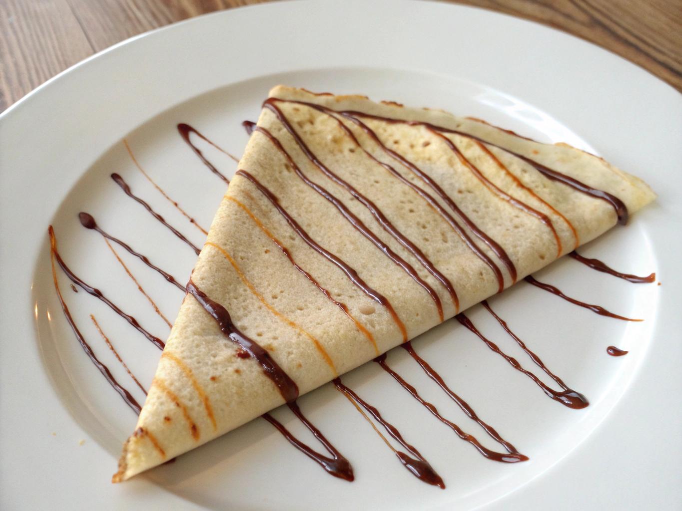 thin-triangular-folded-crepe-on-a-plain-scsynzeaqp