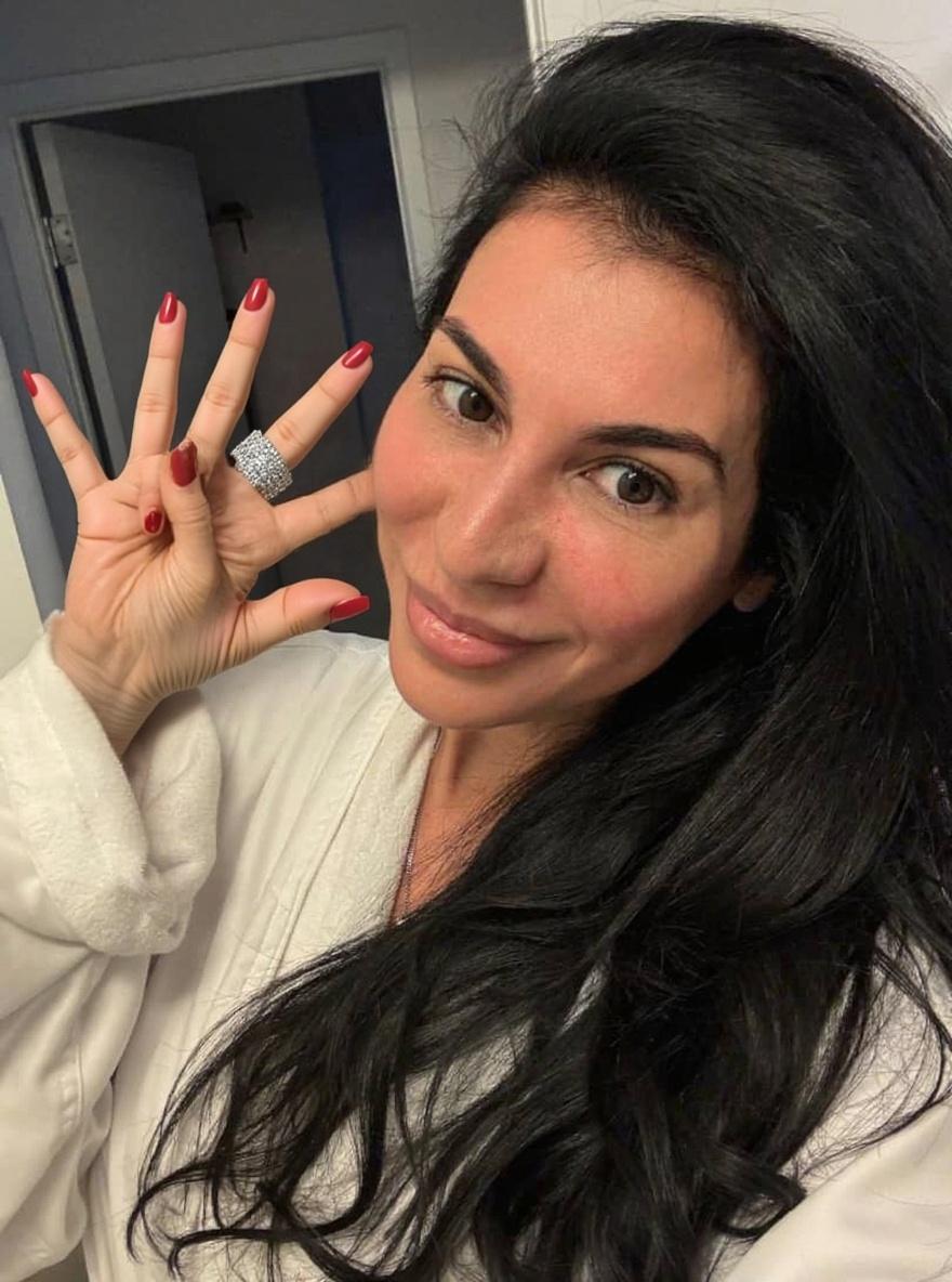 make-her-ring-finger-stick-out-just-like-the-other-0esm6yp8n-1