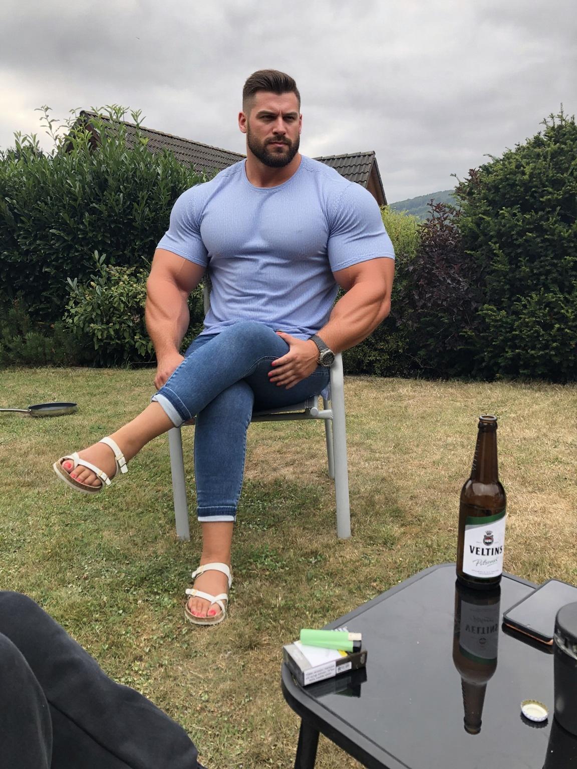 Mach den körper der Frau zu einer extrem muskolösen Profi bodybuilderin.  Sie hat einen Körper wie  ein männlicher  Bodybuilder wie einem Markus rühl.  Nur den Körper verändern Der Kopf bleibt unverändert.  Ihr Gesicht und Haare bleiben unverändert.  Die Kleidung bleibt die gleiche