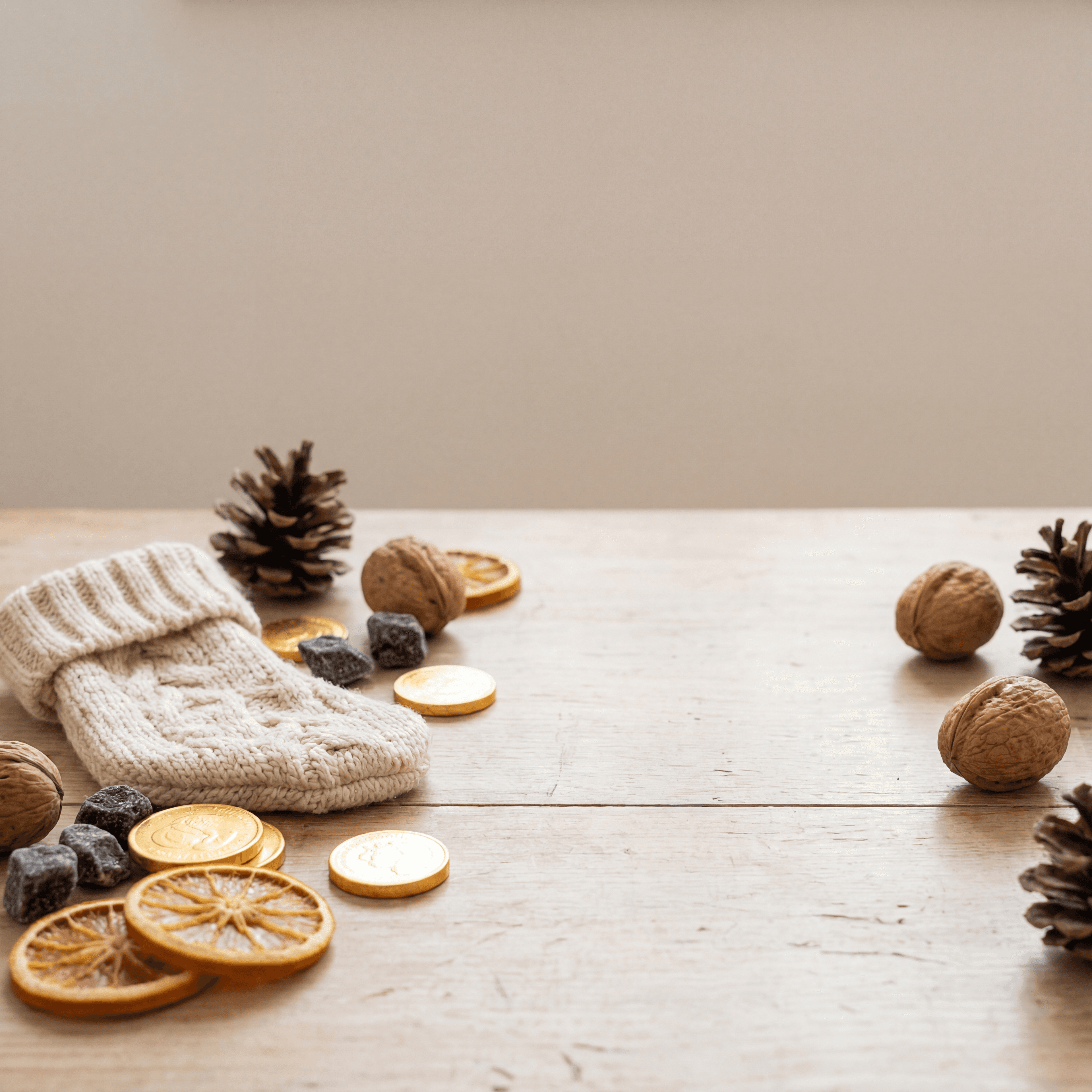 minimal-and-elegant-epiphany-still-life-scene-81hpczy1bc